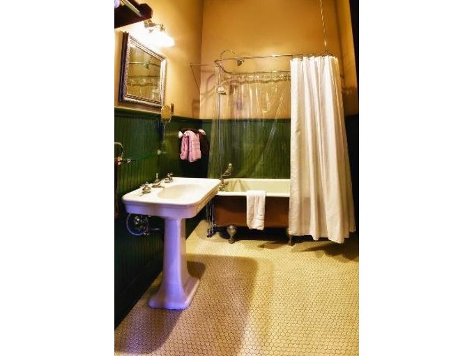 Whiskey Mansion,St. Joseph>>Buchanan County,3 star