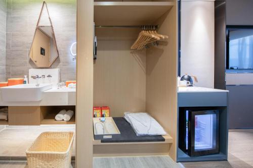 atour hotel hing tech zone wuyue square kunming