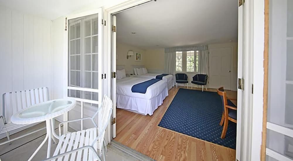 colonial inn in harbor springs