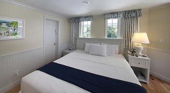 colonial inn in harbor springs