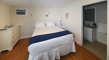 colonial inn in harbor springs