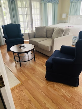 colonial inn in harbor springs