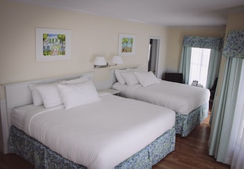 colonial inn in harbor springs