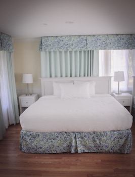 colonial inn in harbor springs