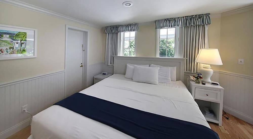 colonial inn in harbor springs