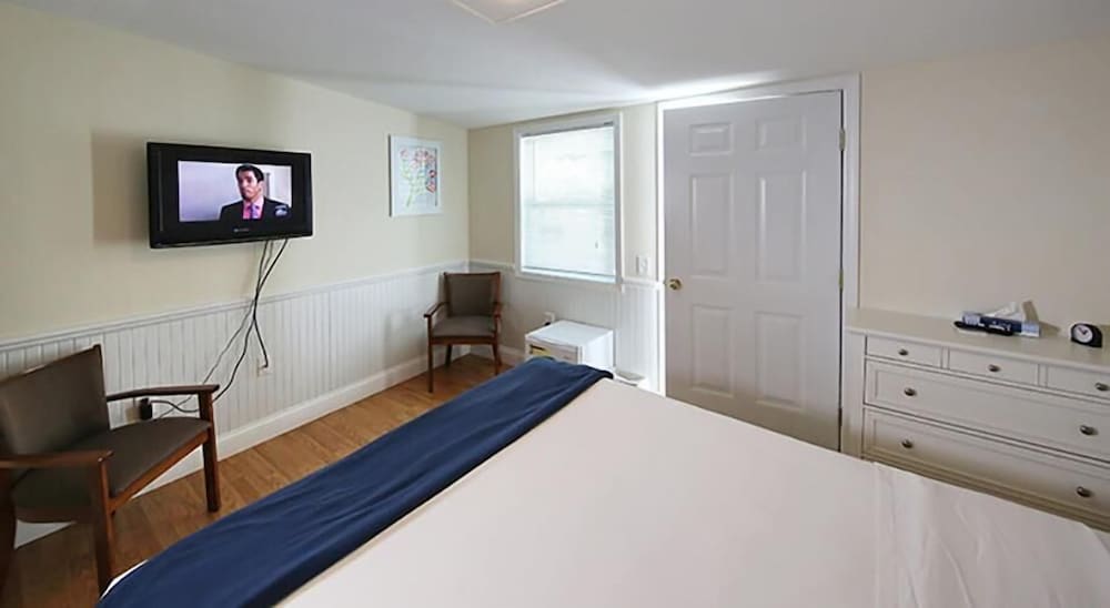 colonial inn in harbor springs