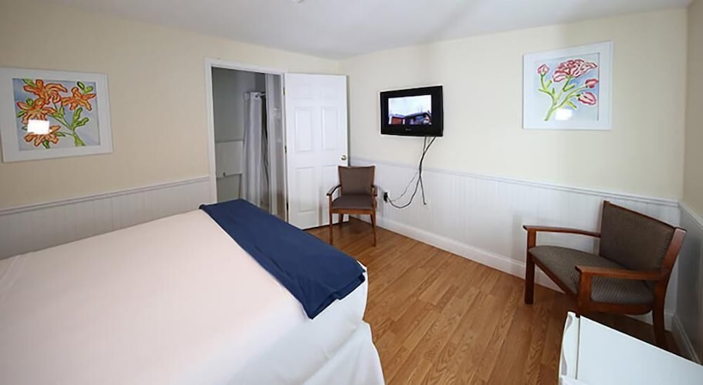 colonial inn in harbor springs