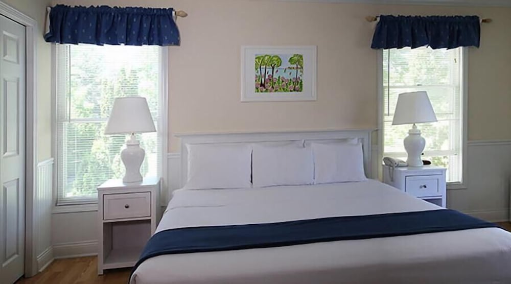 colonial inn in harbor springs