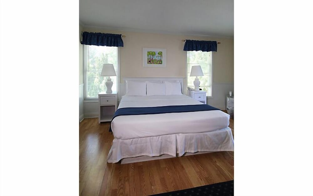 colonial inn in harbor springs