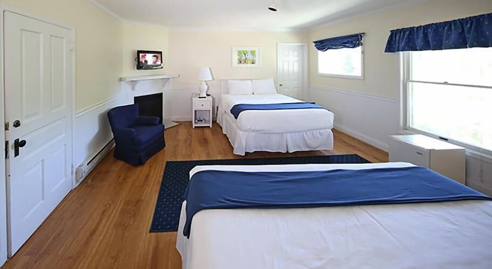 colonial inn in harbor springs