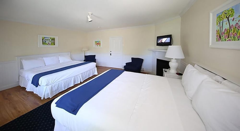 colonial inn in harbor springs