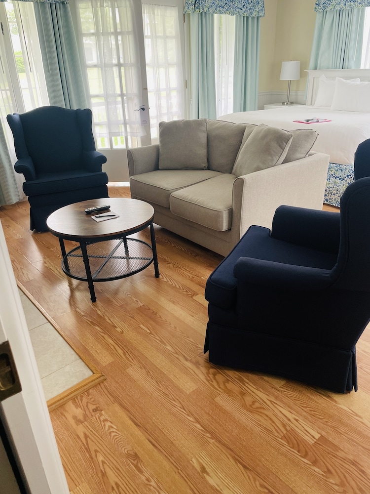 colonial inn in harbor springs