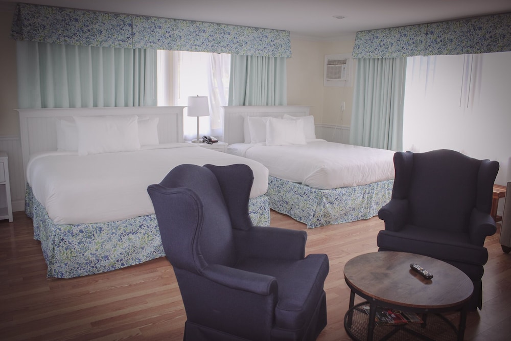 colonial inn in harbor springs