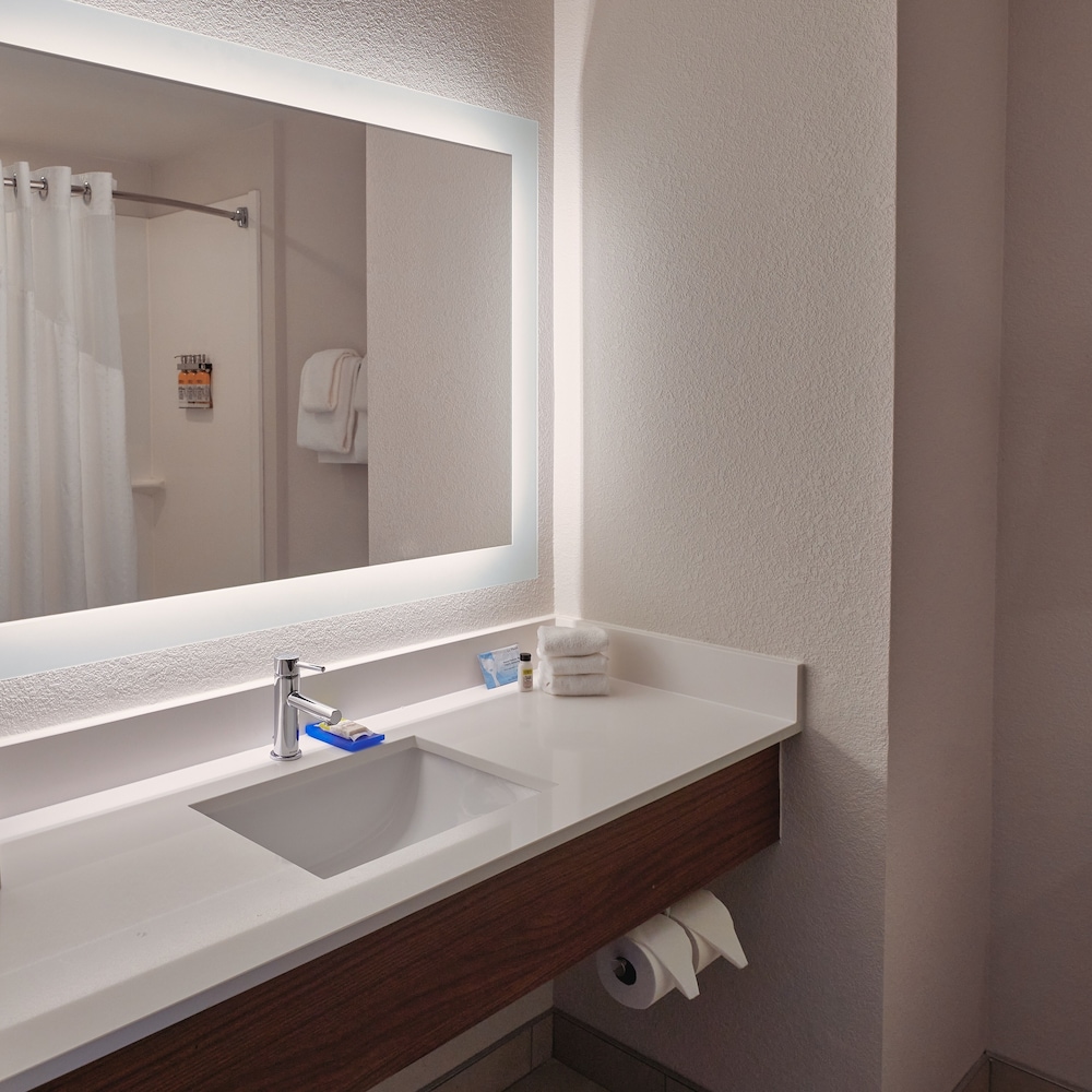 holiday inn express and suites akron regional airp