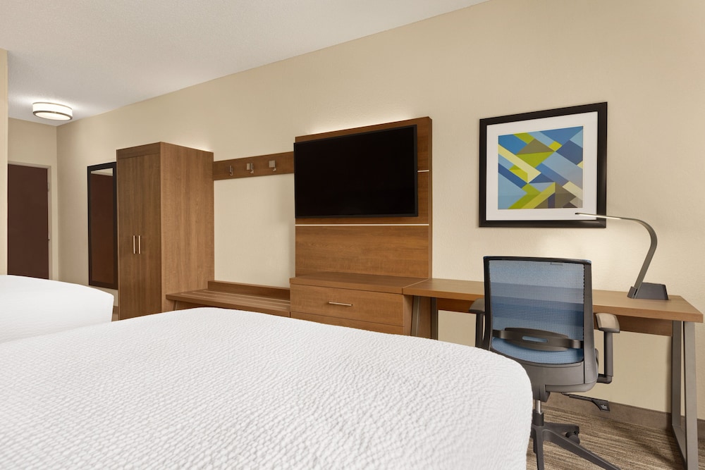 holiday inn express and suites akron regional airp
