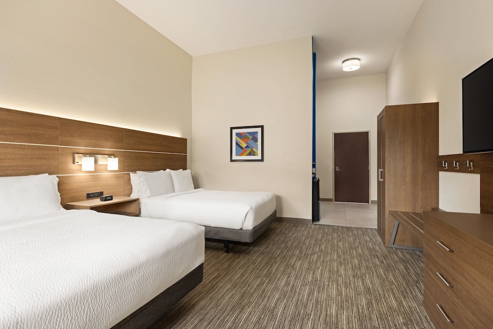 holiday inn express and suites akron regional airp