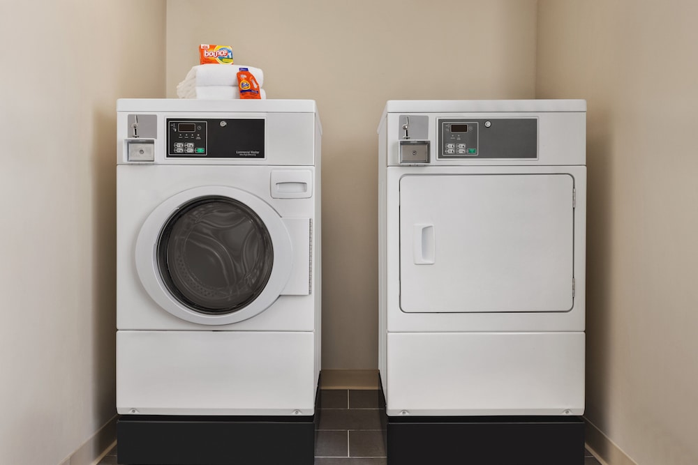 holiday inn express and suites akron regional airp