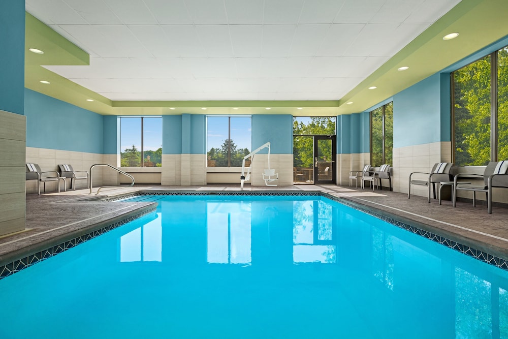 holiday inn express and suites akron regional airp