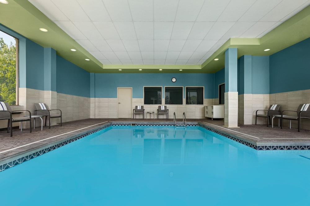 holiday inn express and suites akron regional airp