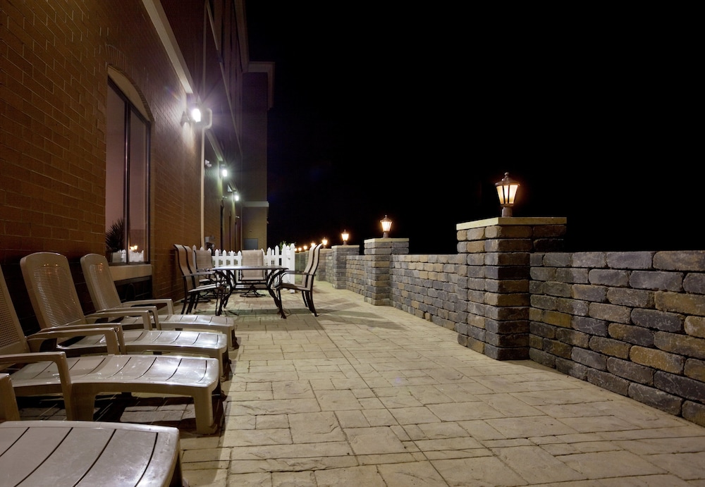 holiday inn express and suites akron regional airp