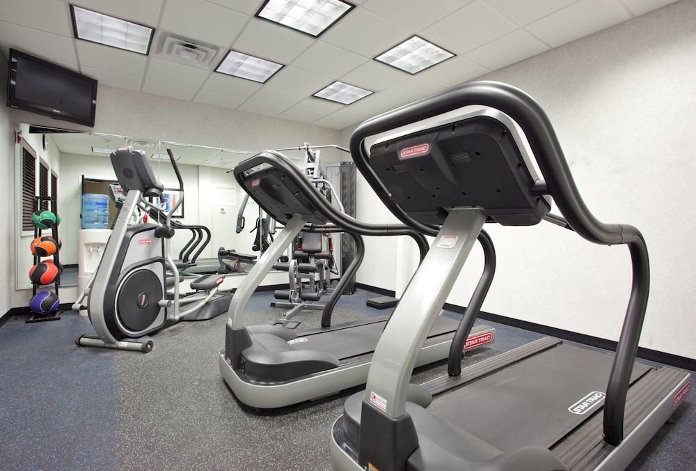 holiday inn express and suites akron regional airp