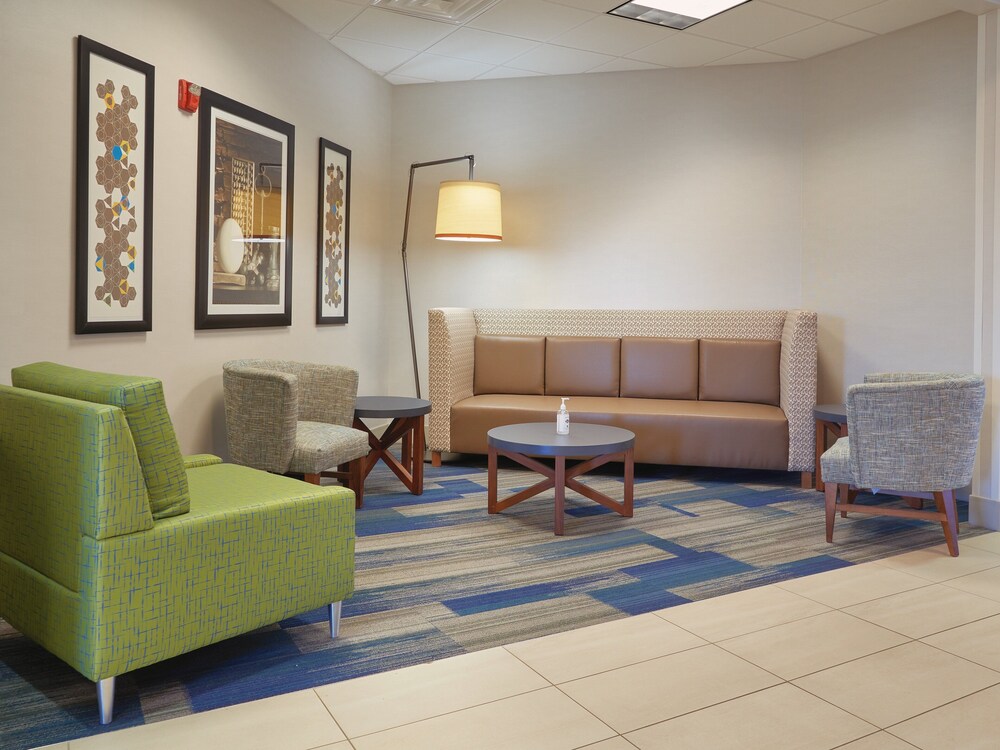 holiday inn express and suites akron regional airp