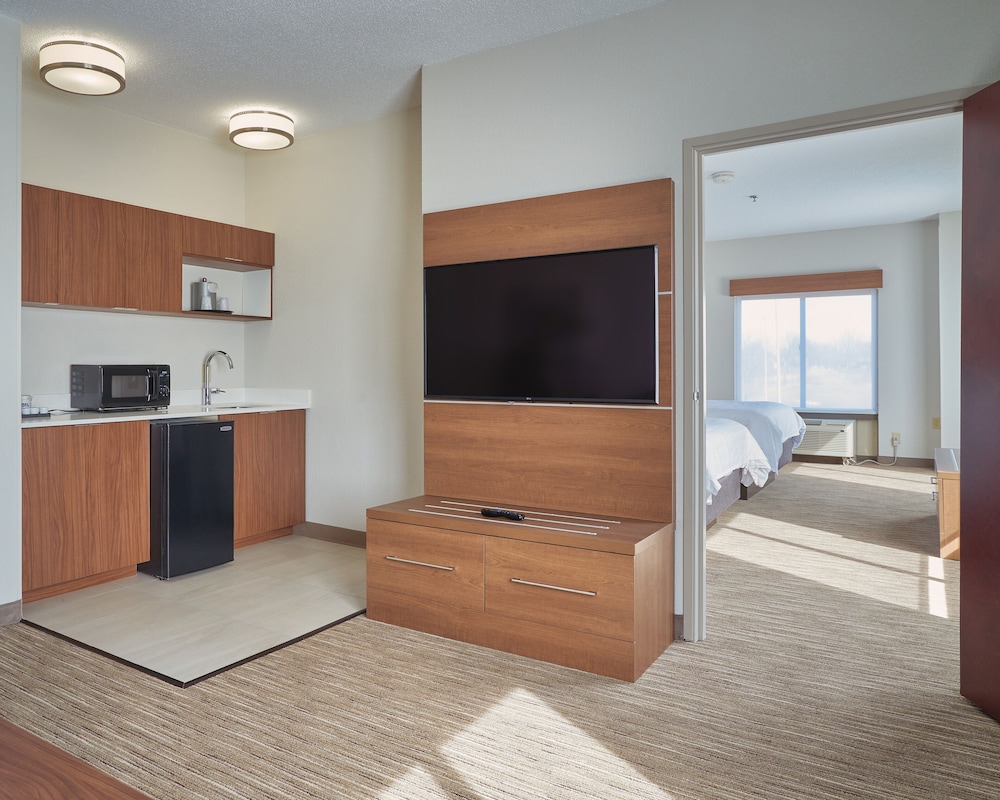 holiday inn express and suites akron regional airp