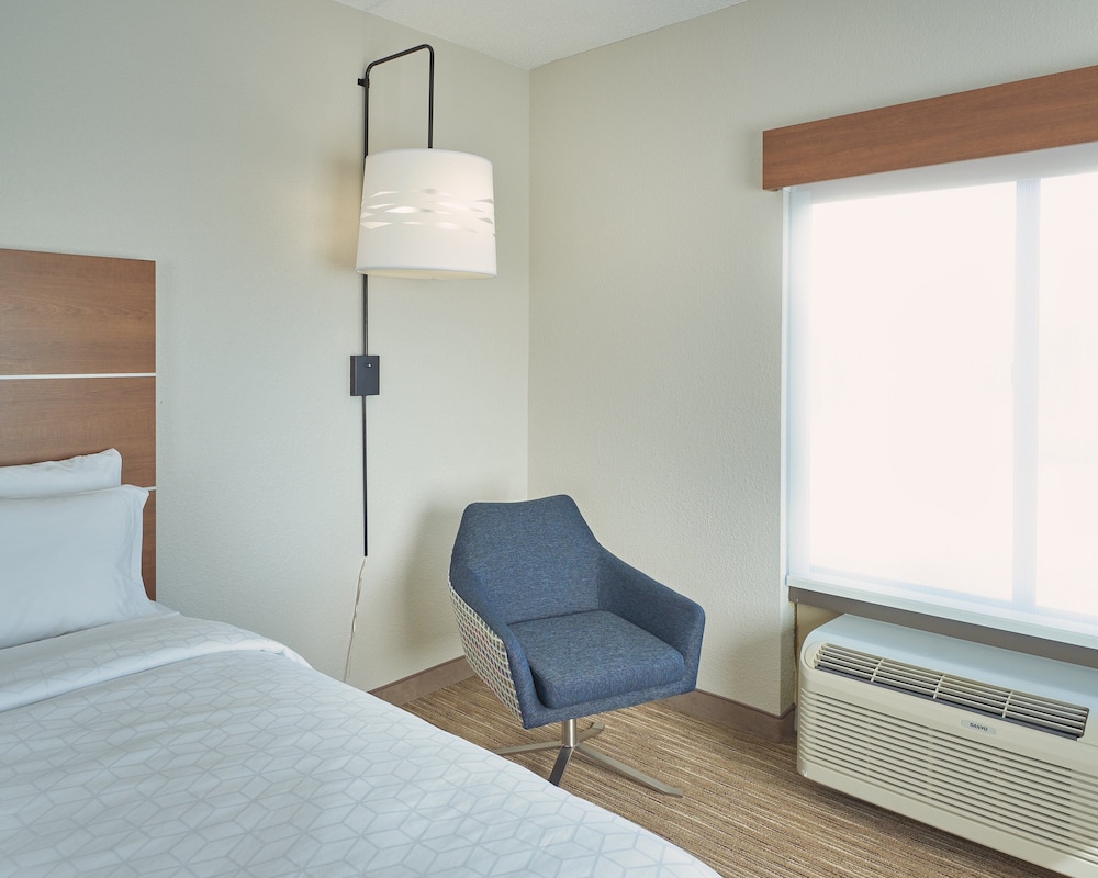 holiday inn express and suites akron regional airp