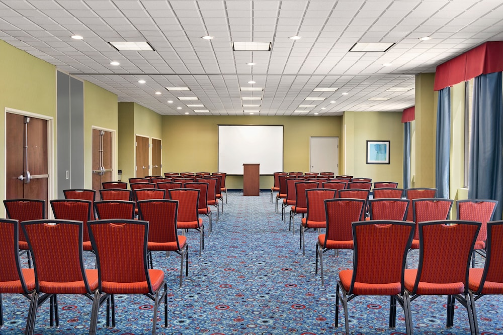 holiday inn express and suites akron regional airp