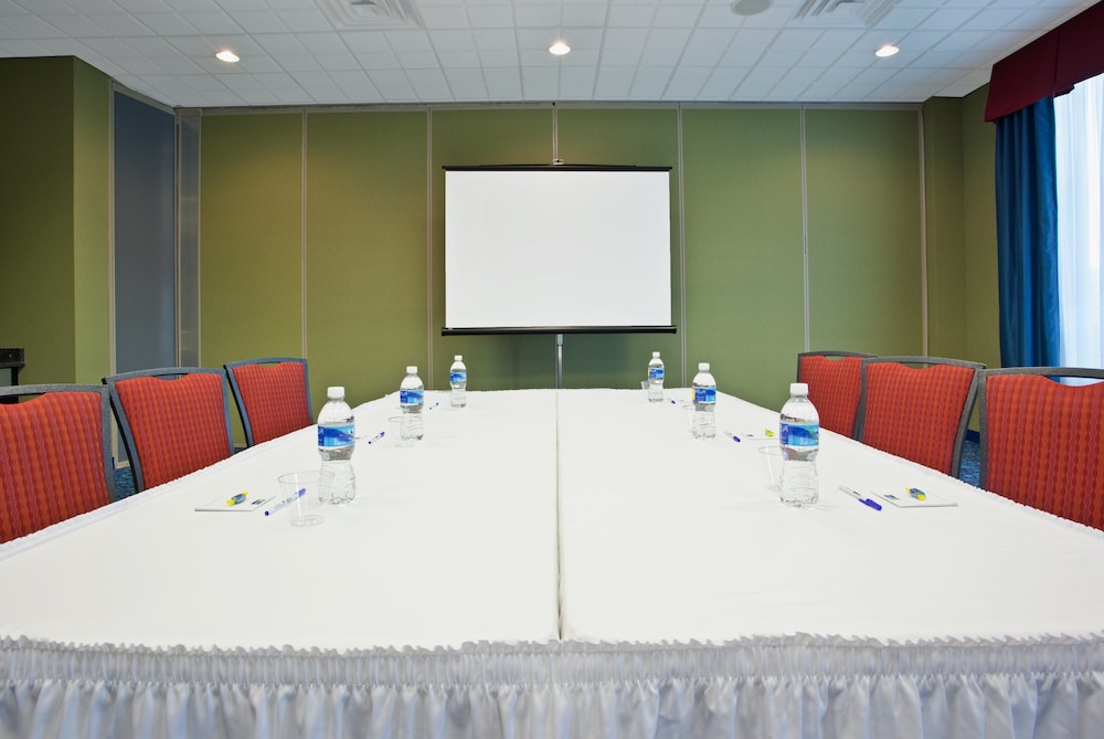 holiday inn express and suites akron regional airp