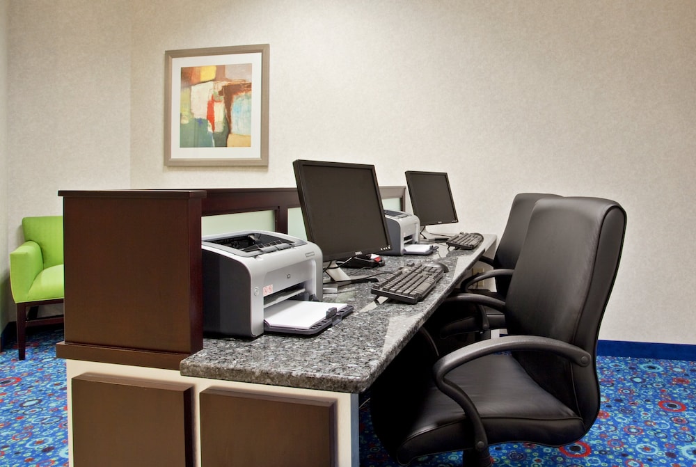 holiday inn express and suites akron regional airp