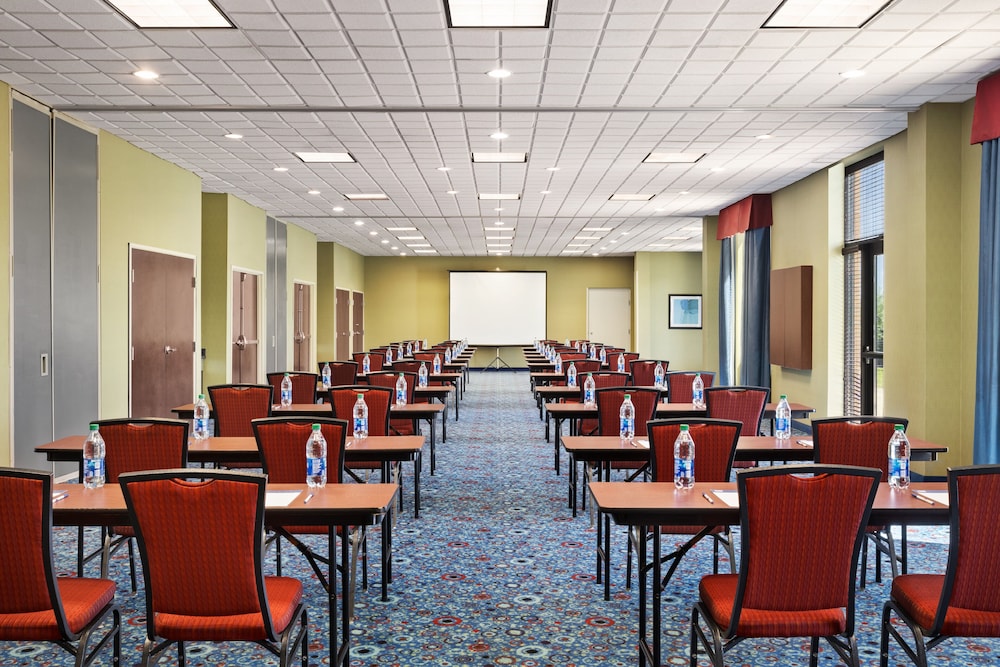 holiday inn express and suites akron regional airp