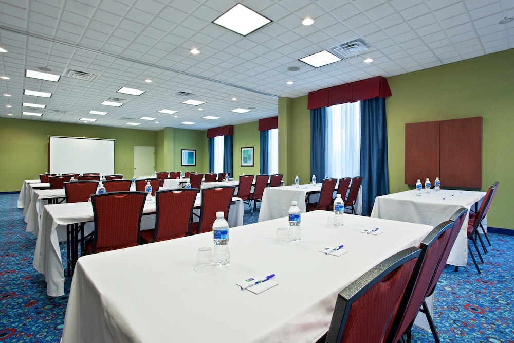 holiday inn express and suites akron regional airp