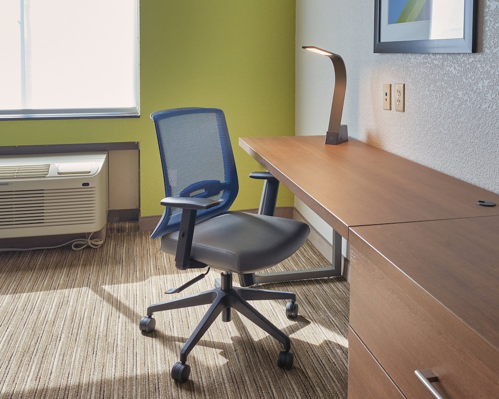 holiday inn express and suites akron regional airp