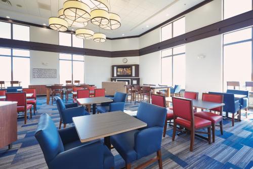 holiday inn express and suites akron regional airp