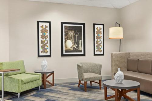 holiday inn express and suites akron regional airp