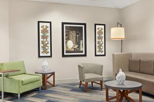 holiday inn express and suites akron regional airp