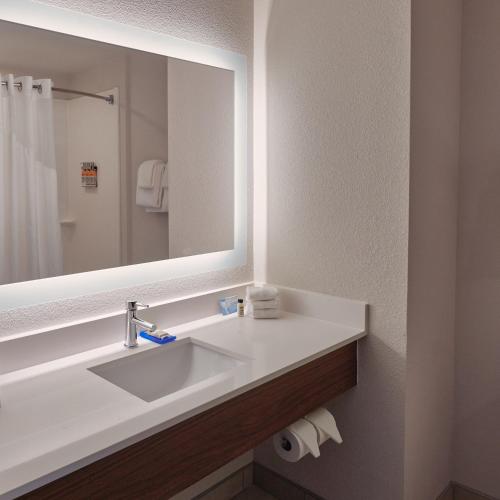 holiday inn express and suites akron regional airp