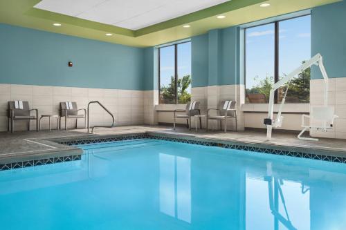 holiday inn express and suites akron regional airp