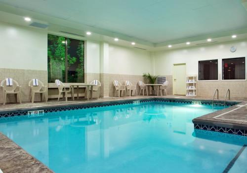 holiday inn express and suites akron regional airp