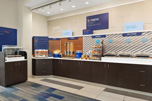 holiday inn express and suites akron regional airp