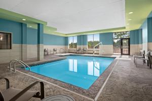 holiday inn express and suites akron regional airp
