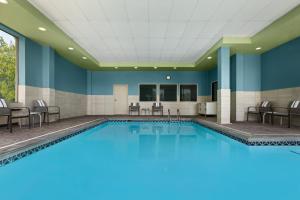holiday inn express and suites akron regional airp
