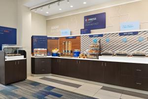 holiday inn express and suites akron regional airp
