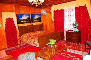 taj palace houseboat