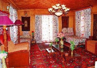 taj palace houseboat