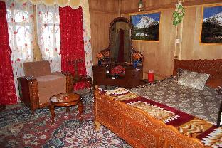 taj palace houseboat