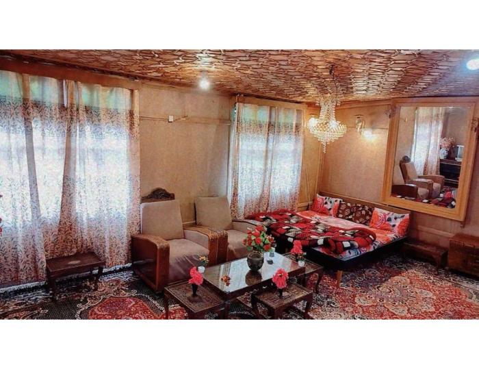 taj palace houseboat