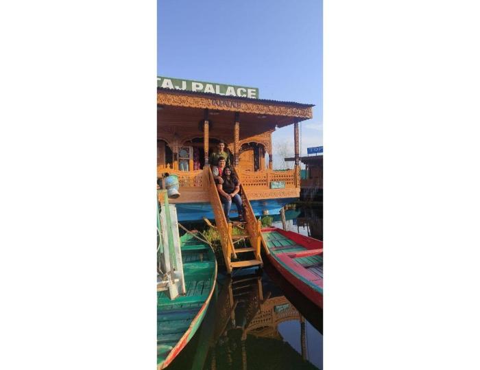 taj palace houseboat