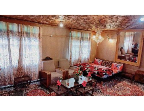 taj palace houseboat